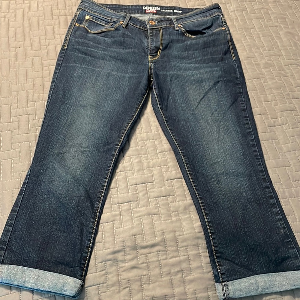 Woman’s Levi’s Capri jeans